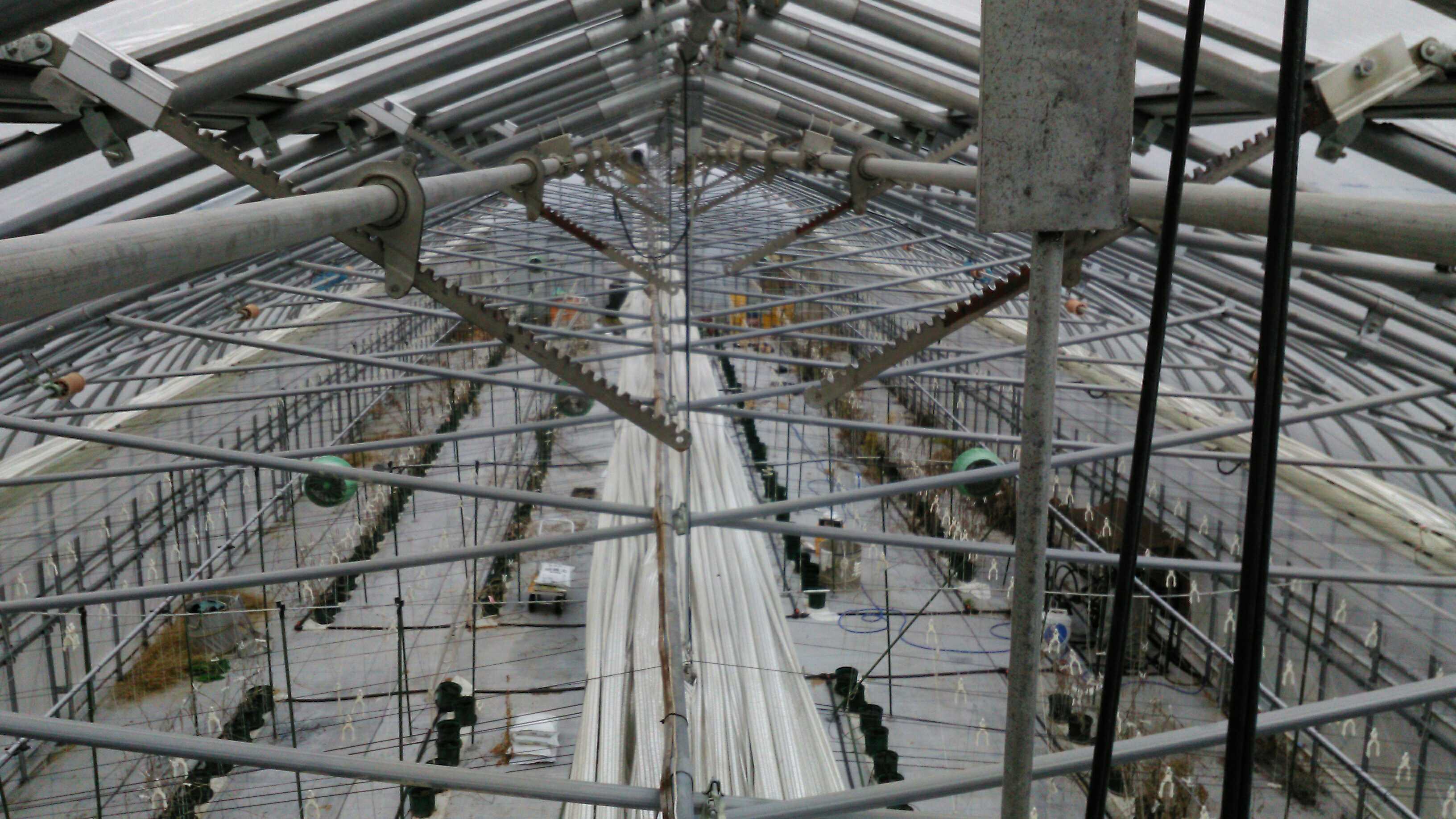 ラック・ピニオン式のパイプハウス用天窓を全閉にしたときの隙間を調整